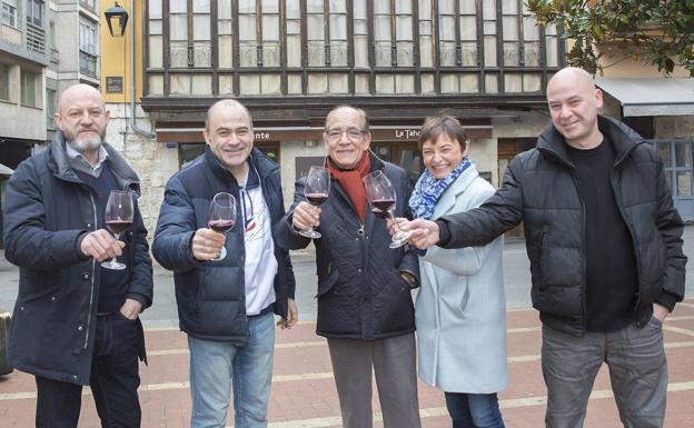 Jesús Ángel, José Ignacio, Alicia y Javier Castrodeza Benito, brindan con José Luis Gil, delante del edificio de La Tahona, en la plaza Martí y Monsó. 