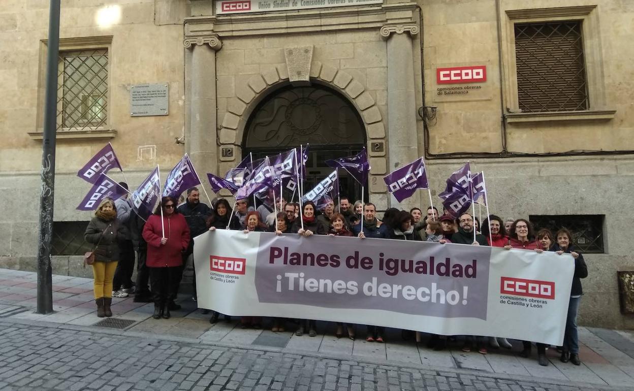 Imagen de la concentración realizada a las puertas de la sede del sindicato tras la presentación de la campaña. 