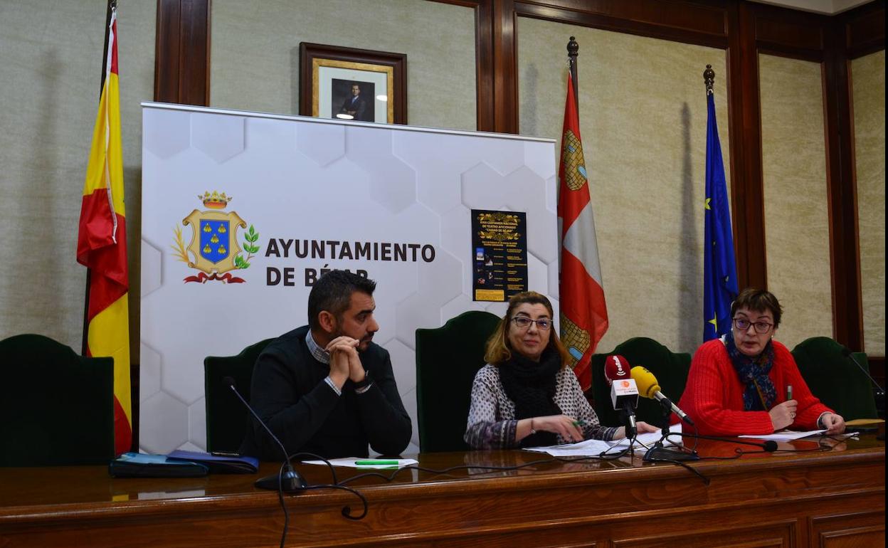 La concejala de Cultura, Ana Vicente Peralejo (en el centro), informó sobre el certamen. 