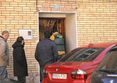 Imagen secundaria 1 - Arriba, el detenido (de espaldas y con cazadora azul) en la vivienda de la calle Niño Jesús (Barrio Belén); abajo, a la izquierda, registro de la Guardia Civil en una casa de Esguevillas y, abajo, a la derecha, uno de los perros utilizados en el registro de la calle Panera. 