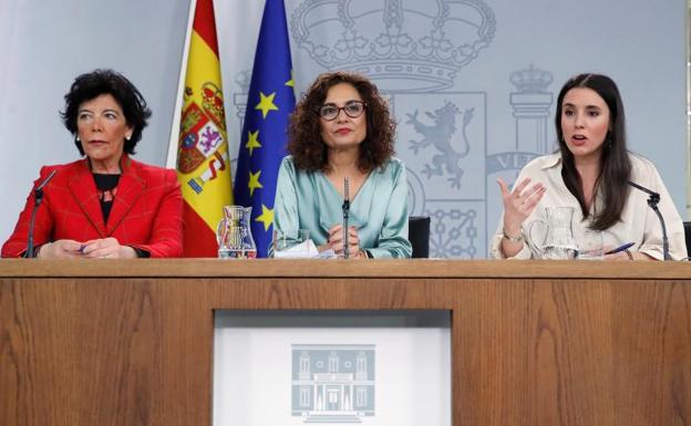La portavoz del Gobierno y ministra de Hacienda, María Jesús Montero (c), acompañada por las ministras de Igualdad, Irene Montero (d), y de Educación, Isabel Celáa.