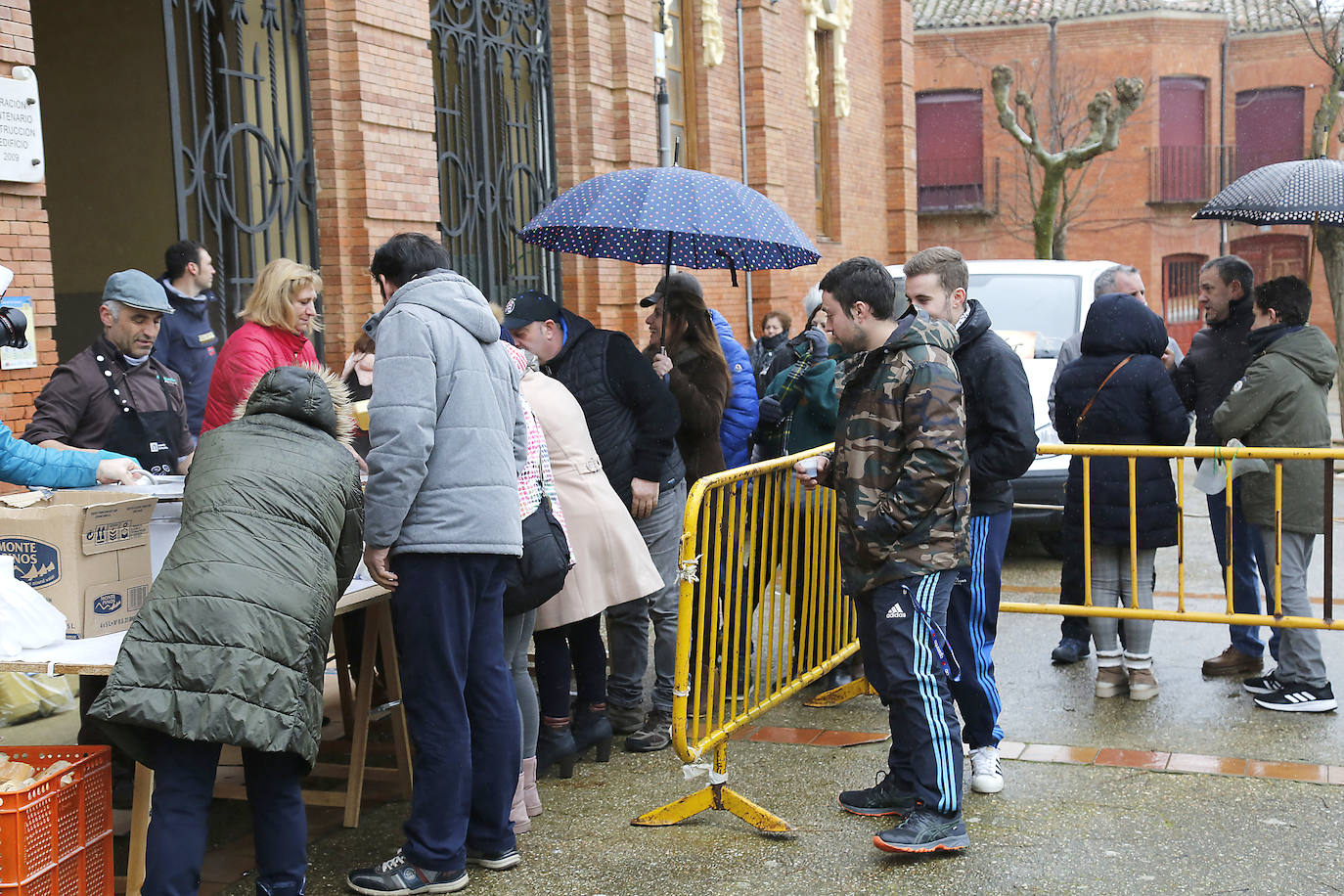 La matanza y reparto de jijas y morcilla en Becerril.