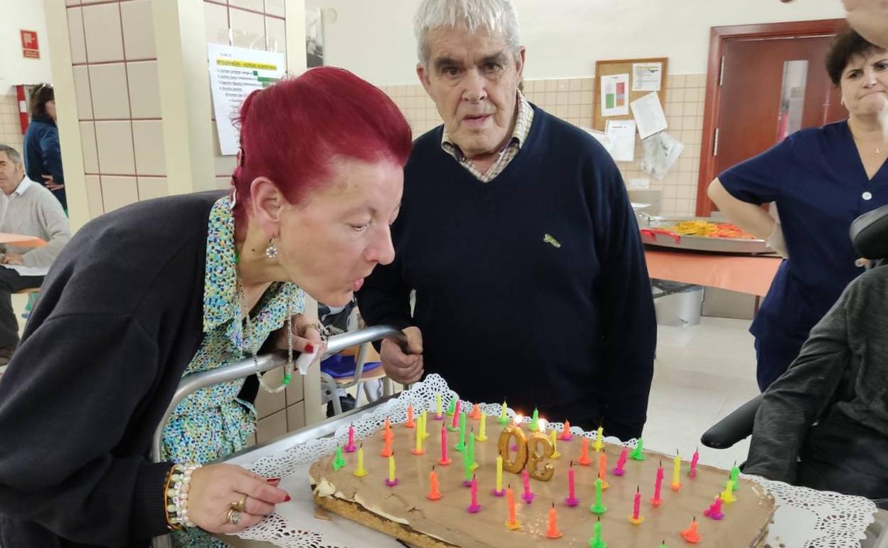 Una residente sopla las velas por el trigésimo aniversario.