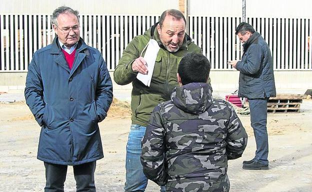 El director del Cristóbal Colón se dirige a un niño que no va al colegio. 