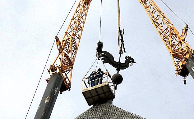 Trabajos para desmontar la veleta de San Esteban.