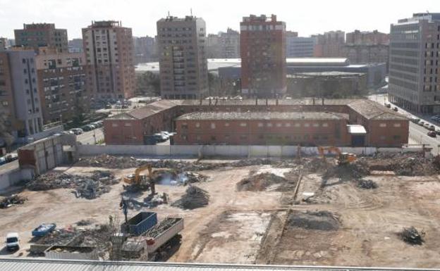 Trabajos de demolición de las naves de Limpieza, vistas desde el parque de Bomberos, con la comisaría de Las Eras justo detrás. 