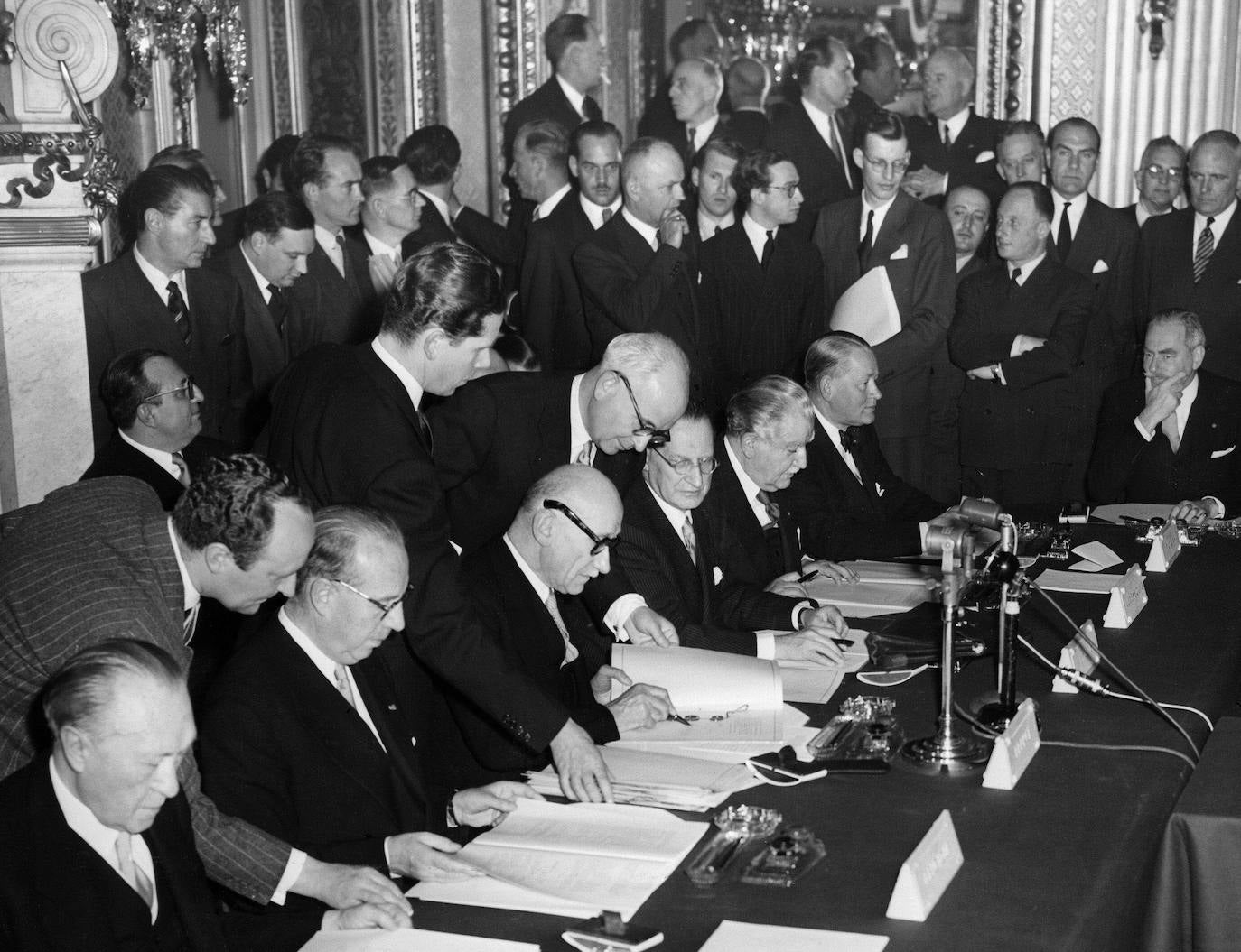 Robert Schuman, tercero por la izquierda, durante la firma del Tratado de defensa de la Comunidad Europea en París, en 1952. 