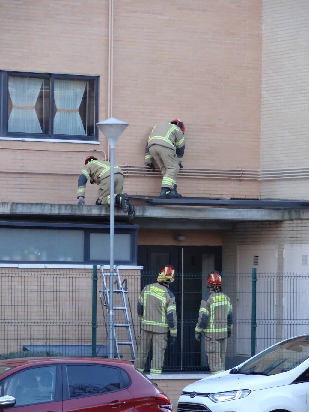 Los bomberos actúan en múltiples puntos de Valladolid por los efectos del viento. 
