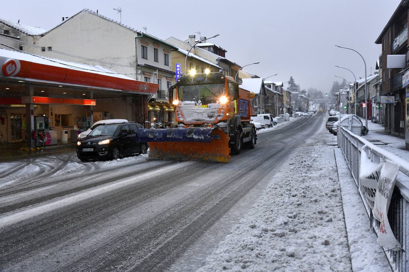 La nieve afecta a las poblaciones y carreteras de montaña.