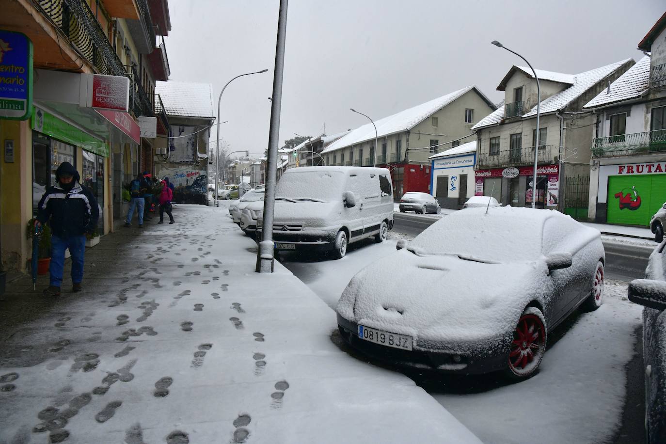 La nieve afecta a las poblaciones y carreteras de montaña.