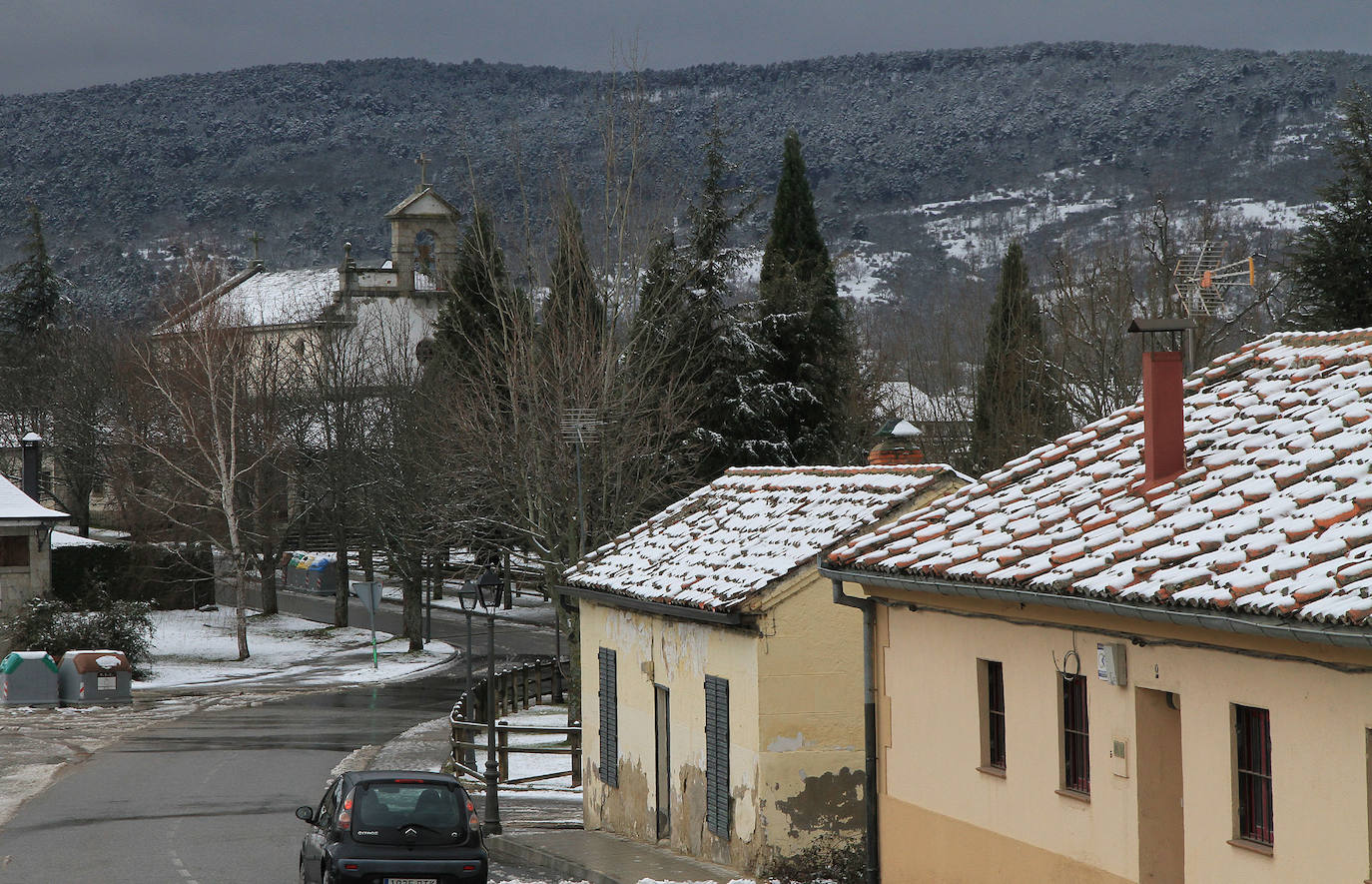 La nieve afecta a las poblaciones y carreteras de montaña.