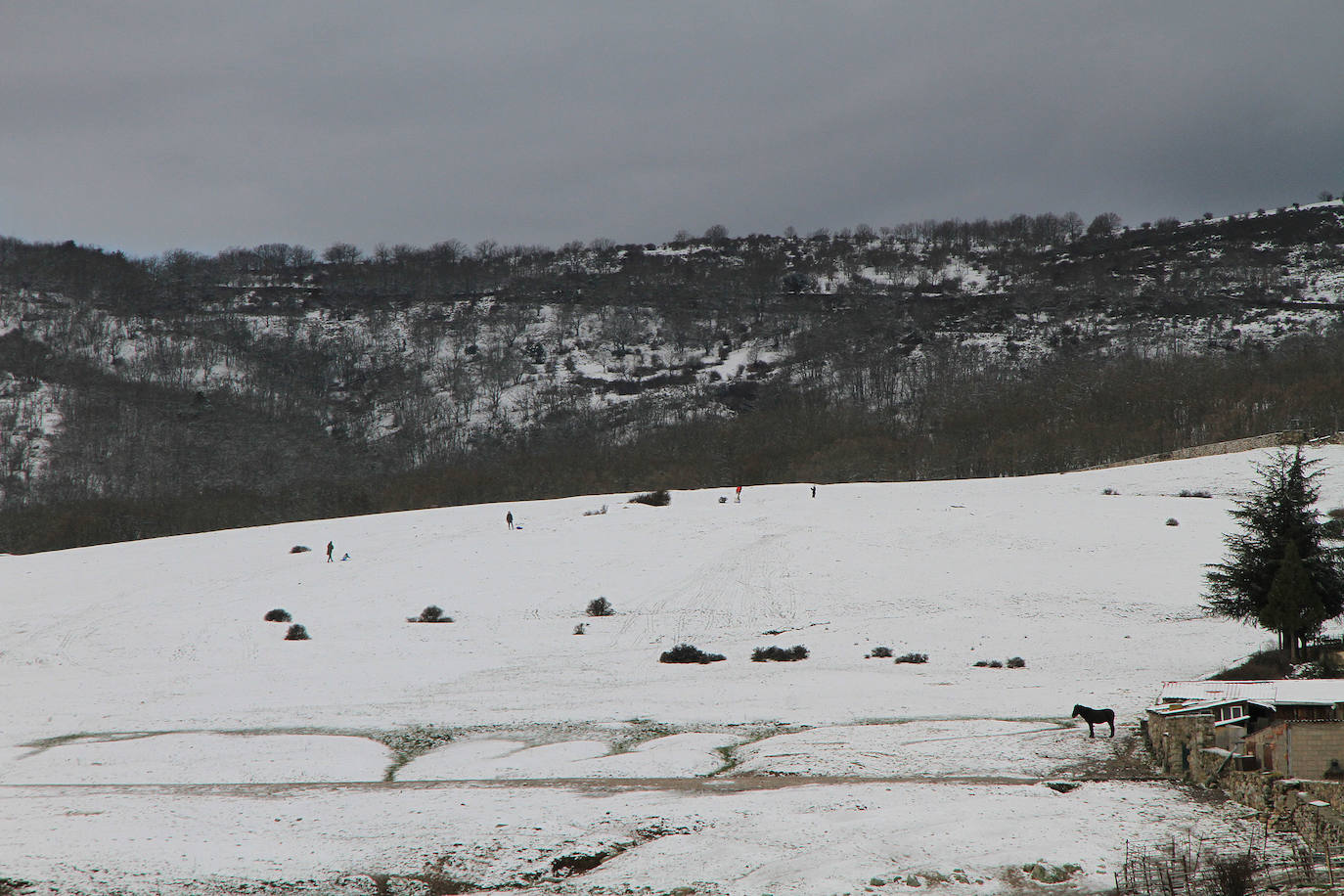 La nieve afecta a las poblaciones y carreteras de montaña.