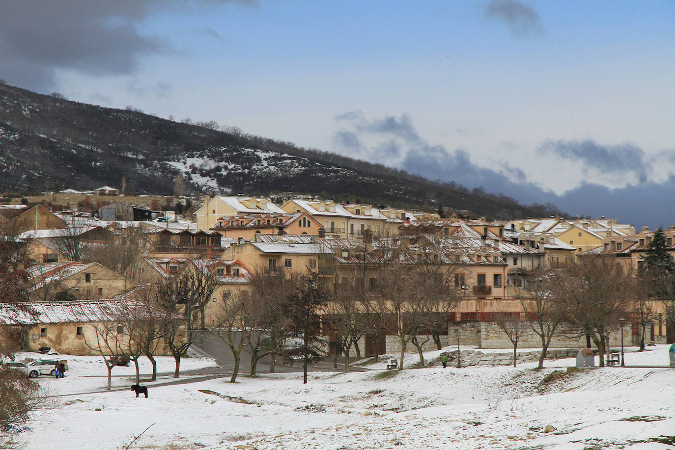 La nieve afecta a las poblaciones y carreteras de montaña.