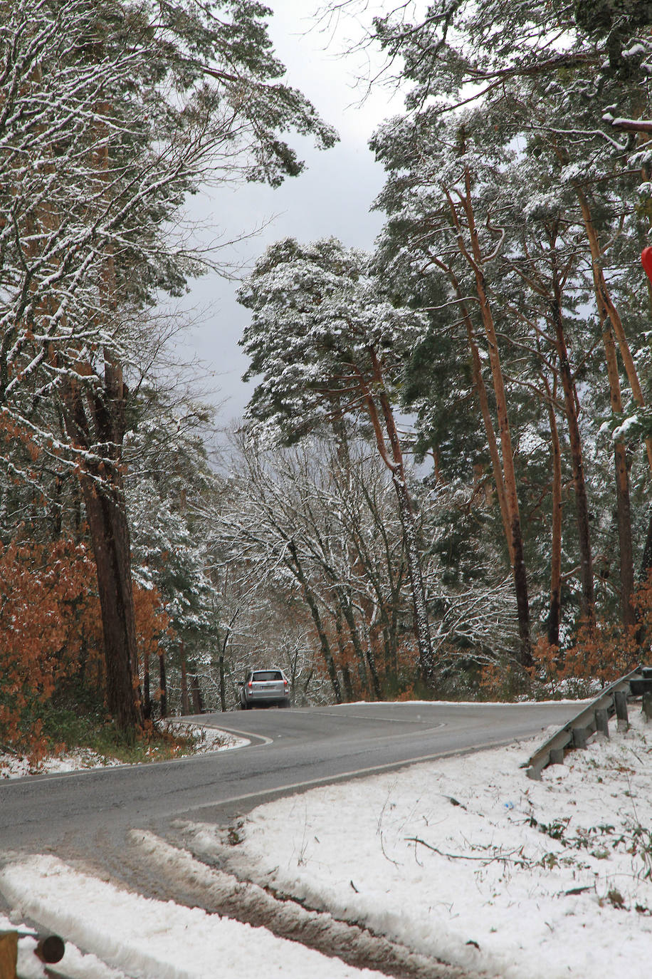 La nieve afecta a las poblaciones y carreteras de montaña.