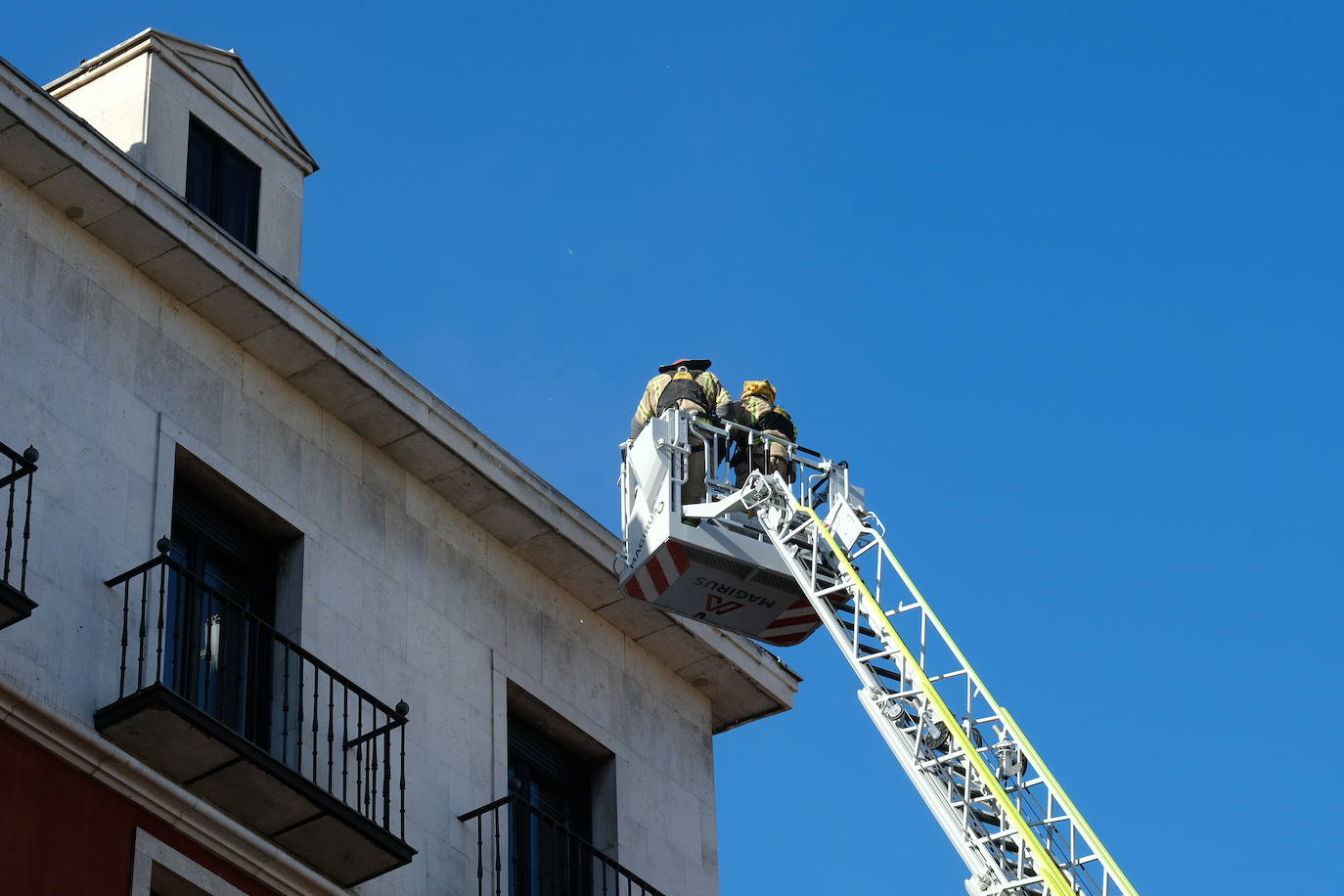 Los bomberos actúan en múltiples puntos de Valladolid por los efectos del viento. 