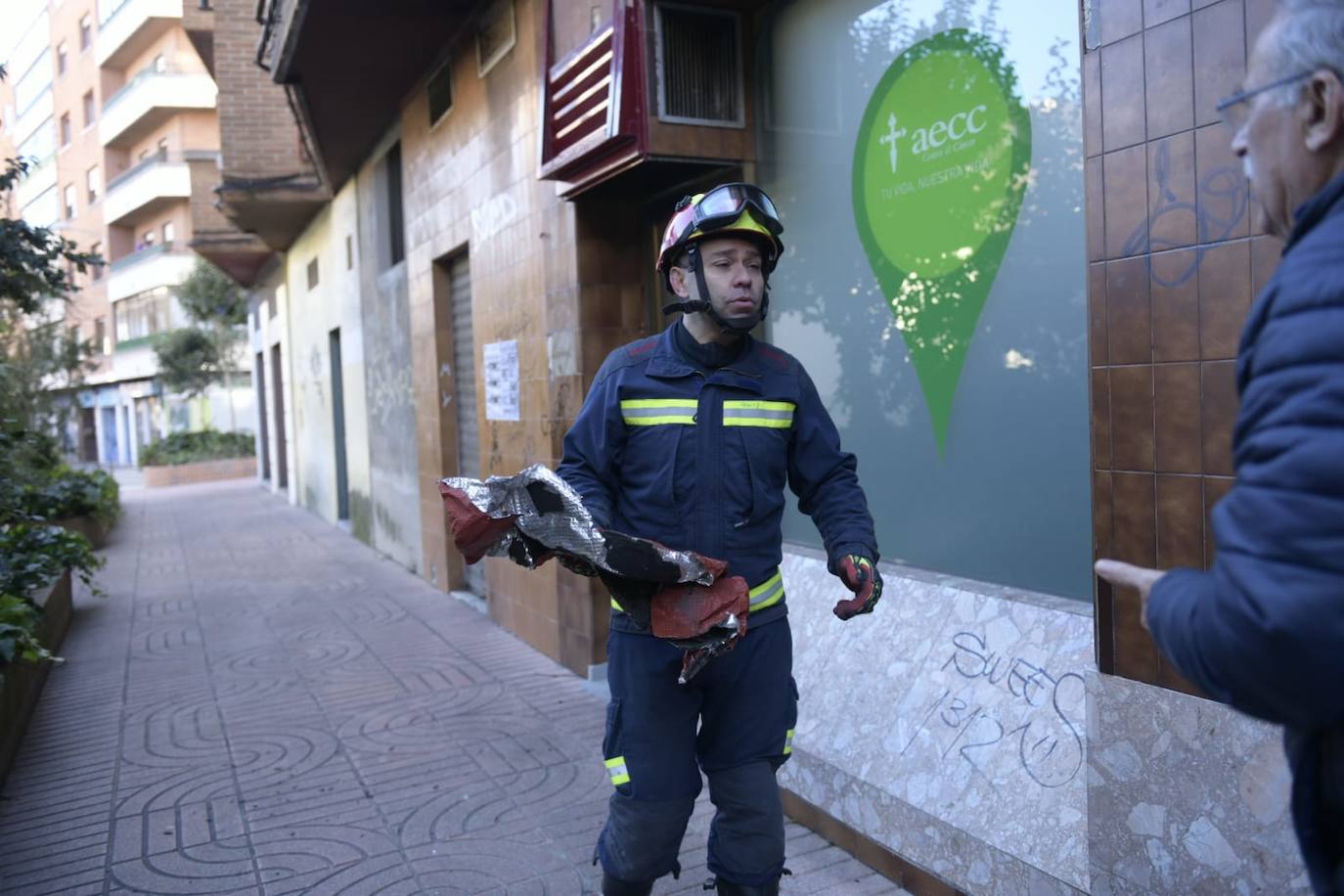 Los bomberos actúan en múltiples puntos de Valladolid por los efectos del viento. 