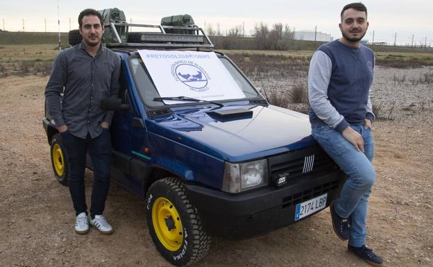 Raúl Pérez y Mario Puertas, con el Fiat Panda que han restaurado y preparado para su participación en un rally por Marruecos. 