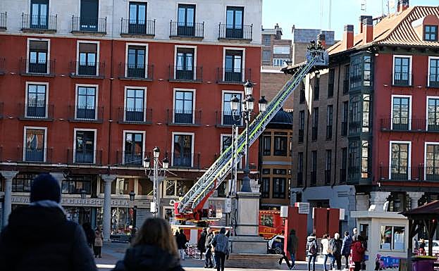Imagen principal - Los bomberos actúan en la Plaza Mayor de Valladolid (foto 1 y 2) y en el Paseo del Cid (foto 3).