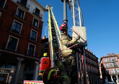 Imagen secundaria 1 - Los bomberos actúan en la Plaza Mayor de Valladolid (foto 1 y 2) y en el Paseo del Cid (foto 3).