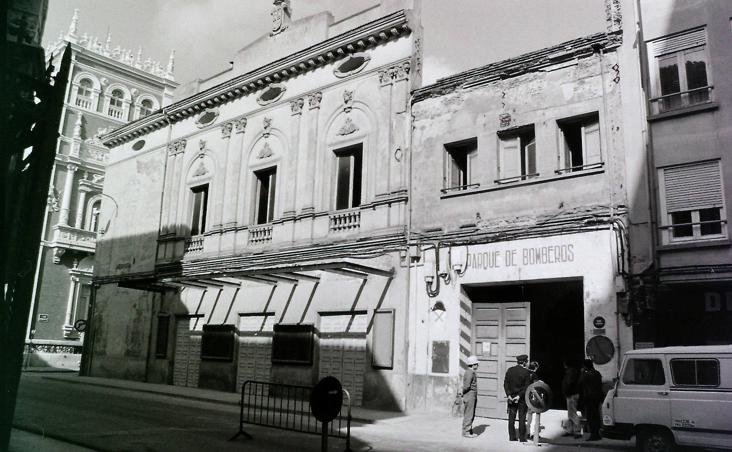 Inspección en el exterior del teatro para el inicio de las obras de rehabilitación, en 1988. 