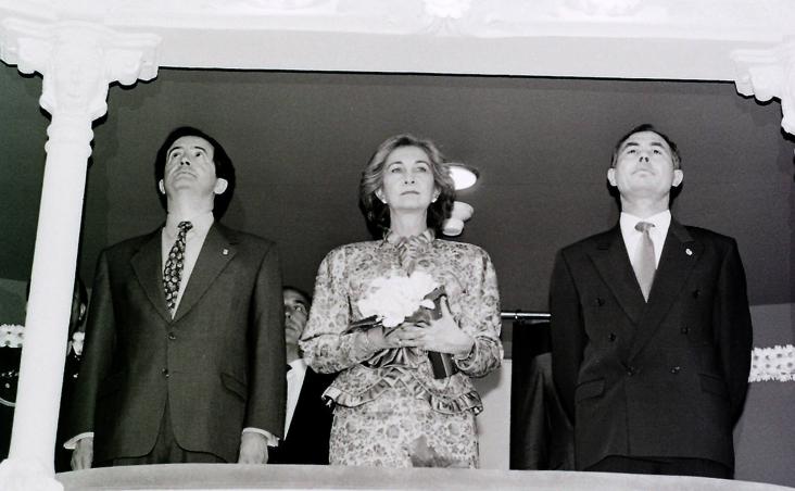 La reina Doña Sofía, entre Juan José Lucas y Heliodoro Gallego, entonces presidente de la Junta y alcalde de Palencia, respectivamente, en el palco, el 1 de julio de 1993, en la inauguración tras la reforma.