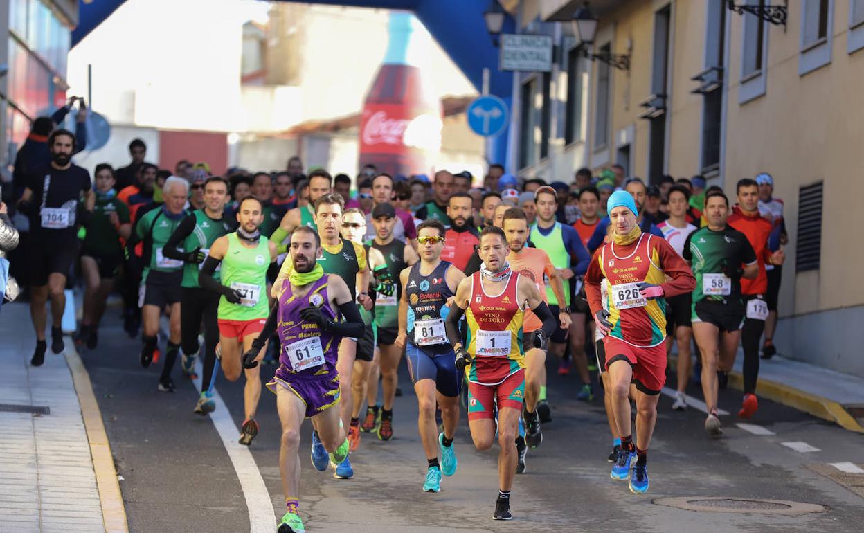 Los corredores toman la salida en la cuarta carrera de la Liga de Cross de Cabrerizos. 