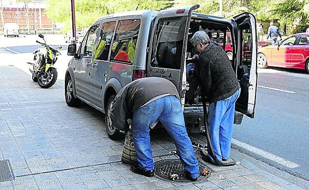 Una familia recoge sus enseres para trasladarse tras ser desalojada de su vivienda en Palencia. 