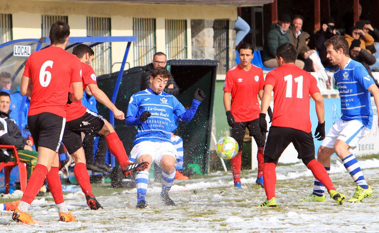 Caño pelea un balón ante varios rivales del Salamanca B en El Hospital. 