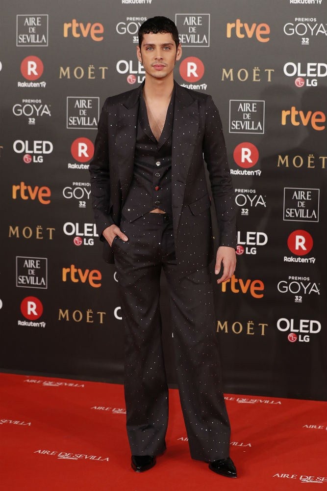 Eduardo Casanova siempre se atreve y ello lleva aparejado un elevado riesgo. El actor y director de 'Pieles' huye de los looks clásicos con un estilo personal complicado de entender. Ello explica que sea uno de los habituales, edición tras edición de los Goya, de los listados de peor vestidos.