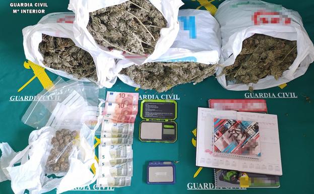 Material y drogas incautadas por la Guardia Civil.