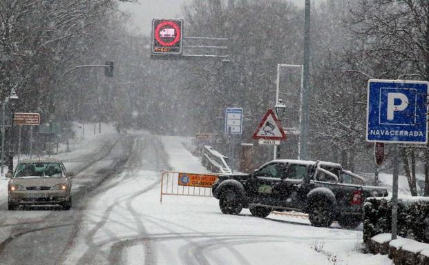 La nieve obliga a circular con cadenas por Navacerrada y cierra el paso de camiones