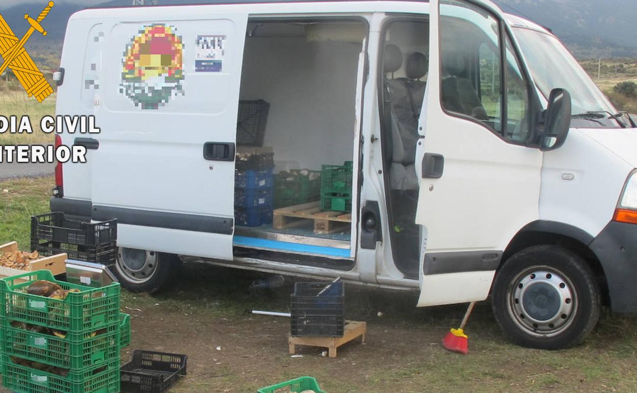 Furgoneta interceptada en la provincia de Segovia con varias cajas de setas. 