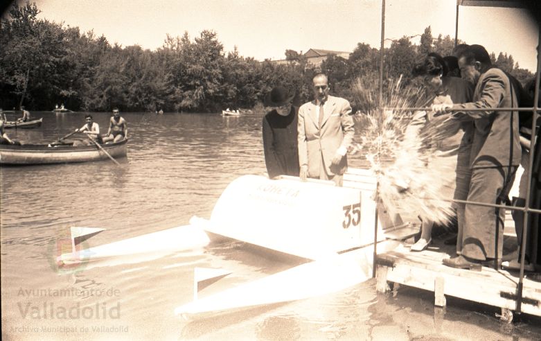 El 15 de agosto de 1958 tenía lugar en el río Pisuerga, frente a la piscina Samoa, la bendición e inauguración de los patines acuáticos 'Kometa' | Al acto asistieron al alcalde accidental señor Bulnes y otras autoridades