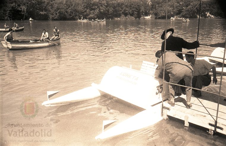 El 15 de agosto de 1958 tenía lugar en el río Pisuerga, frente a la piscina Samoa, la bendición e inauguración de los patines acuáticos 'Kometa' | Al acto asistieron al alcalde accidental señor Bulnes y otras autoridades