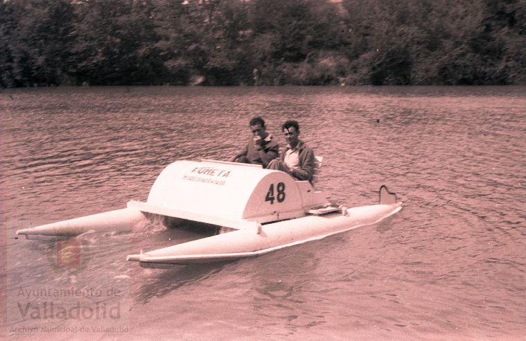 El 15 de agosto de 1958 tenía lugar en el río Pisuerga, frente a la piscina Samoa, la bendición e inauguración de los patines acuáticos 'Kometa' | Al acto asistieron al alcalde accidental señor Bulnes y otras autoridades