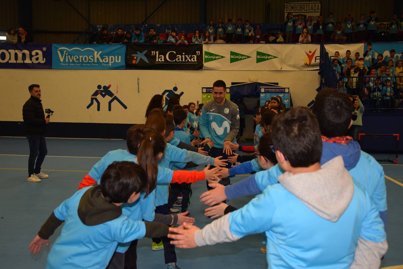 Medio millar de escolares disfrutaron de sus ídolos en la Bombonevera. 