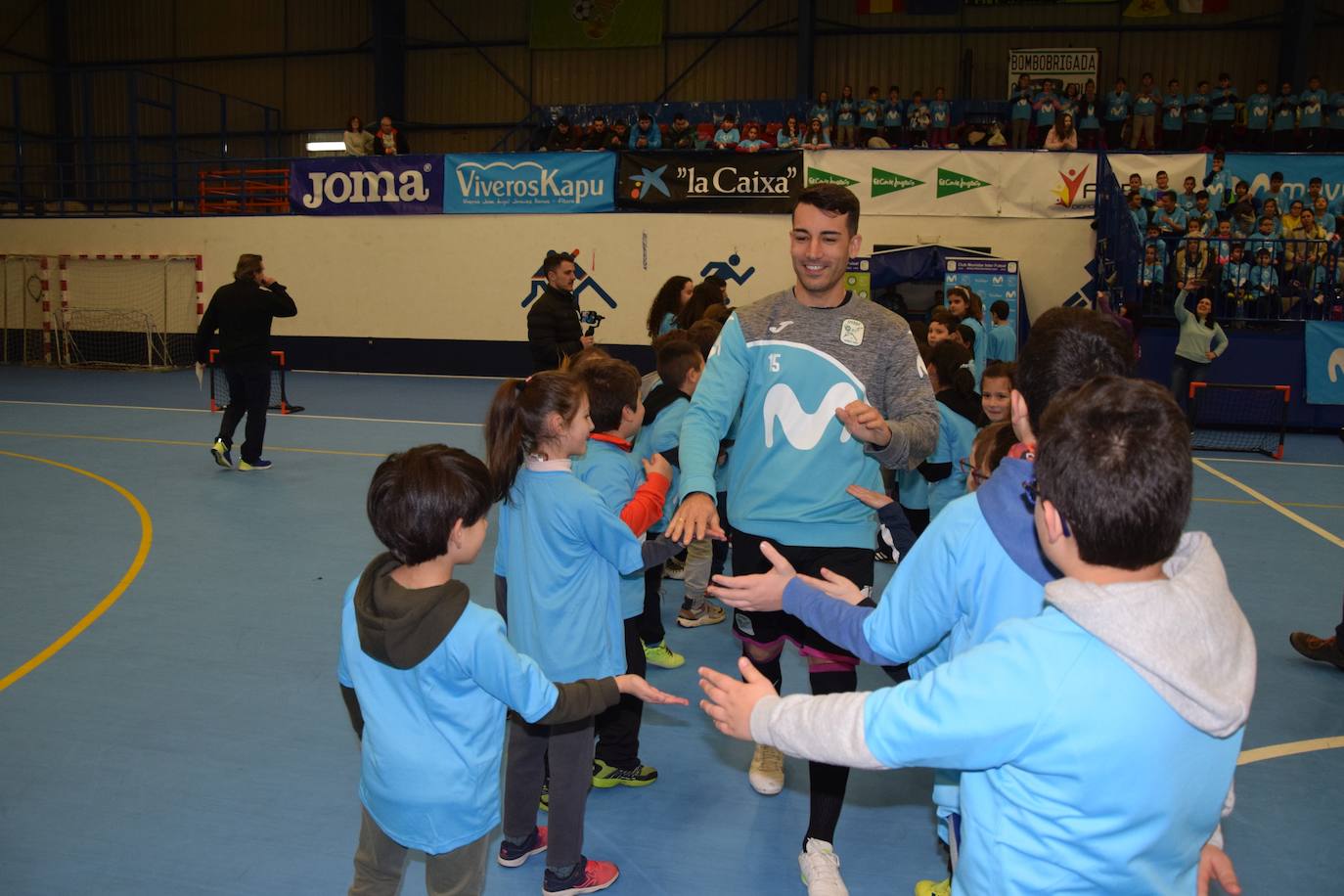 Medio millar de escolares disfrutaron de sus ídolos en la Bombonevera. 