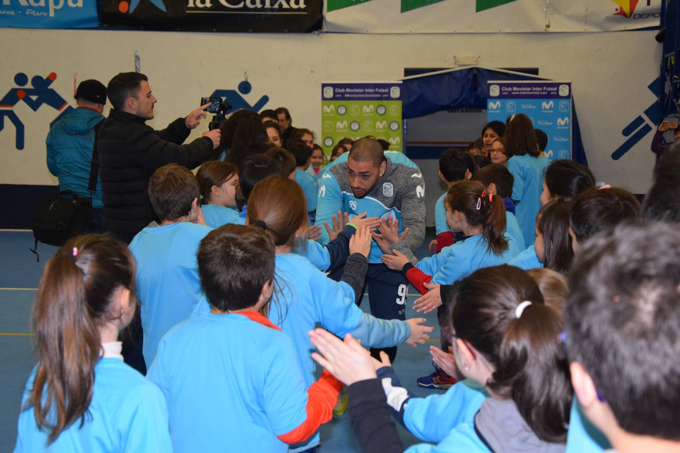 Medio millar de escolares disfrutaron de sus ídolos en la Bombonevera. 