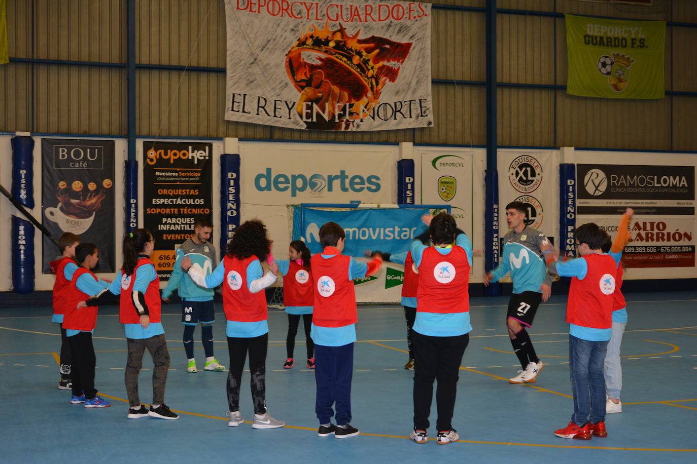 Medio millar de escolares disfrutaron de sus ídolos en la Bombonevera. 