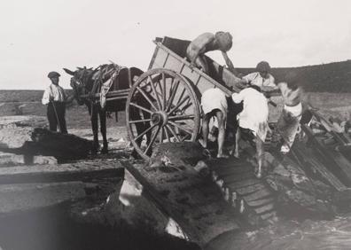 Imagen secundaria 1 - Construcción, en 1902, del salto El Porvenir, en el río Duero, a ocho kiómetros de Zamora. 