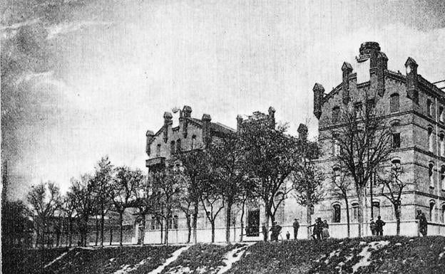 El edificio de la Electra, visto desde Isabel la Católica, en el año 1911. 