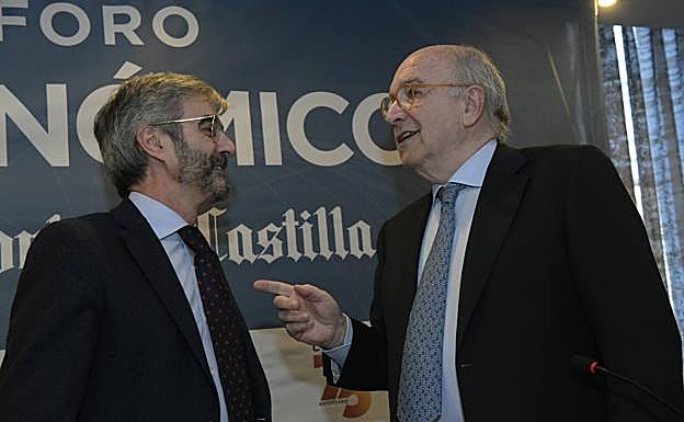 El presenador del foro, el subdirector de El Norte Ignacio Focos charla con Joaquín Almunia momentos antes del inicio del acto. 