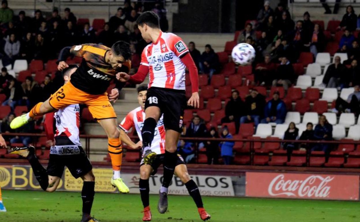 El Valencia continúa en la Copa con un triunfo discreto en Logroño