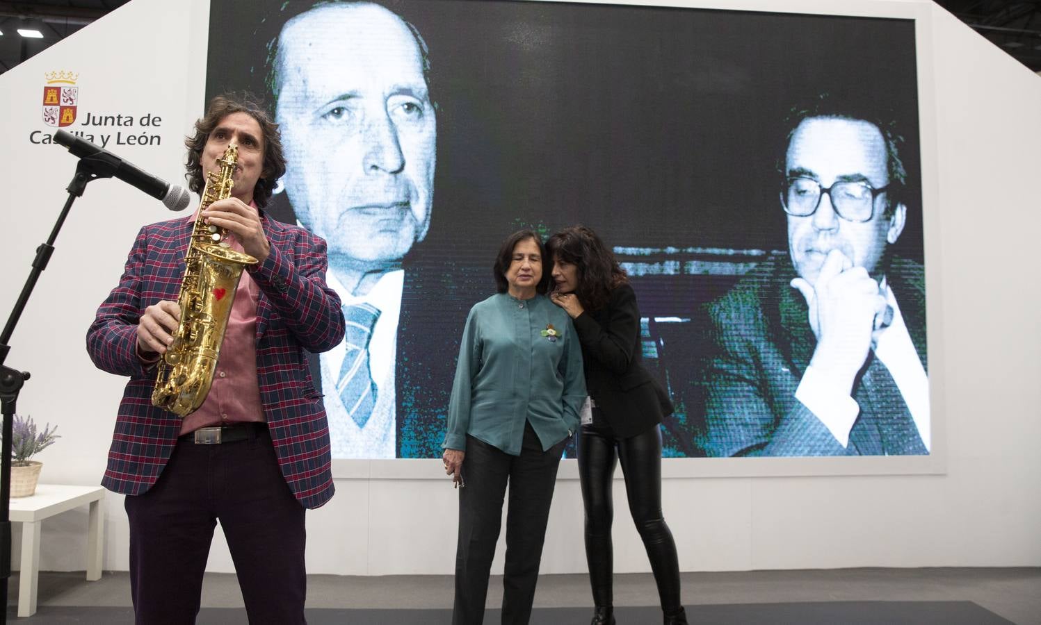 La ciudad celebra el centenario del nacimiento del literato y aprovecha esta efeméride para destacar las palabras de Delibes y su «exquisita descripción» de Valladolid, la provincia y sus gentes