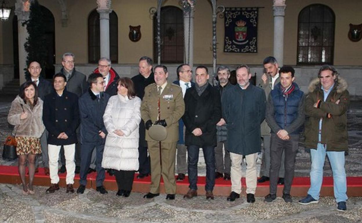 Periodistas asistentes al arriado solemne de la bandera nacional, en el Palacio Real, dedicado a los medios de comunicación. 