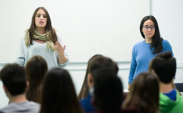 Ana Ramos y Laura Sánchez, durante su charla en el colegio Nuestra Señora del Pilar. 