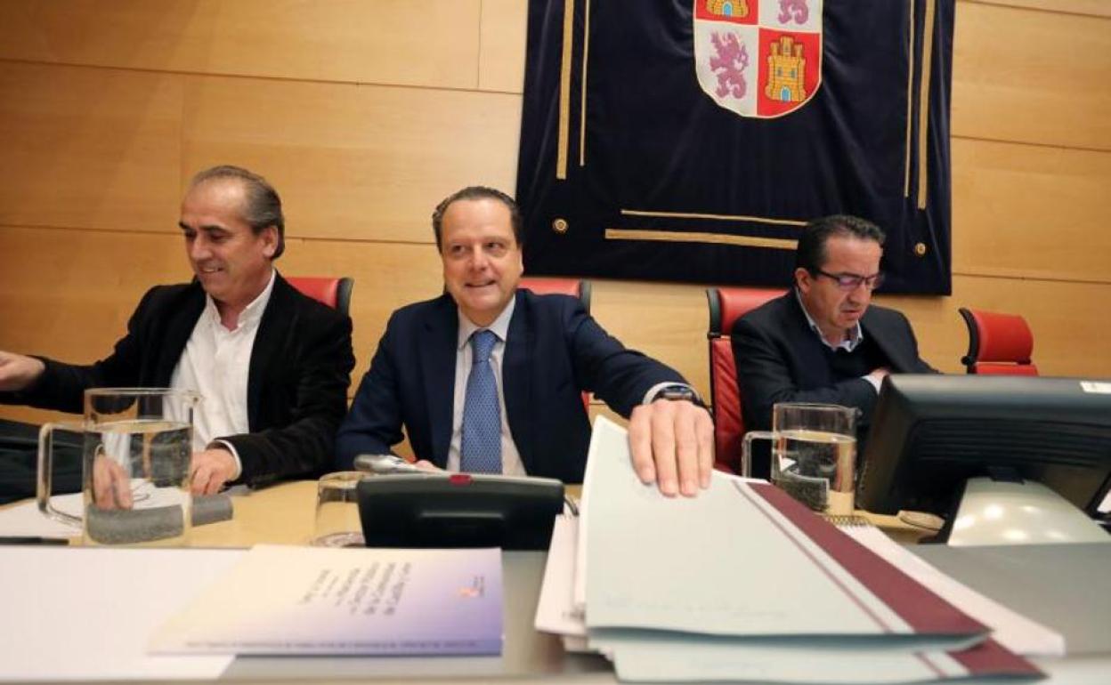 Mario Amilivia, presidente del Consejo de Cuentas de Castilla y León, entre los procuradores Luis Briones (PSOE) y Vidal Galicia (PP).