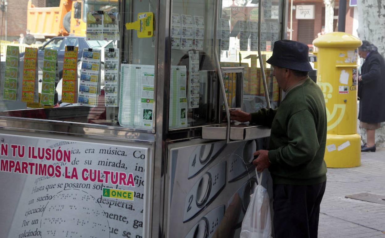 Un vecino adquiere un décimo de la ONCE.