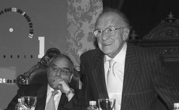 Rodolfo Martín Villa y Santiago Carrillo, en Palencia, en 2002.