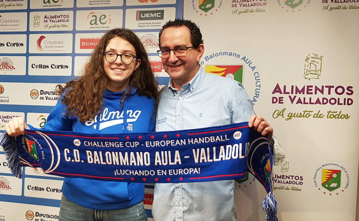 Mireia Diez y Miguel Á. Peñas, en la presentación de la nueva pivote del Aula. 